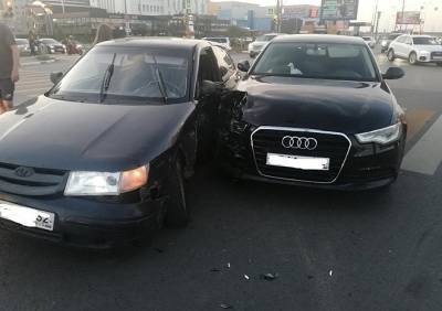 На улице Есенина столкнулись ВАЗ-2112 и Audi, пострадали два человека