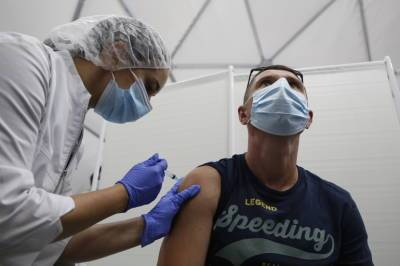В Петербурге вакцинировались более 62% работников системообразующих предприятий