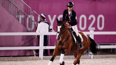 Немка Краевски выиграла золото ОИ в соревнованиях по конному спорту