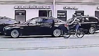 Две велосипедистки с разницей в пять минут врезались в двери машин в одном и том же месте