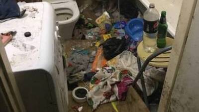Двух голых детей нашли в замусоренной квартире в Ульяновске