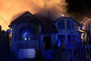 На Закарпатье жилой дом загорелся от попадания молнии. ФОТО