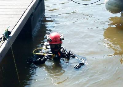 Житель Праги уронил в реку ручку за 100 тысяч крон. Помогли полицейские водолазы