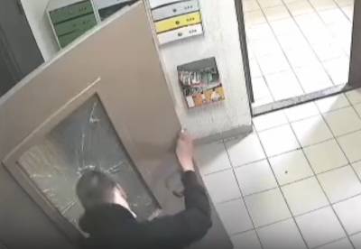 В Кудрово пьяный мужчина вступил в неравную схватку с дверным окном — видео
