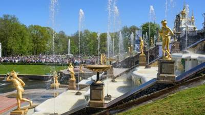 Коронавирус второй раз оставил петербуржцев без праздника фонтанов в Петергофе