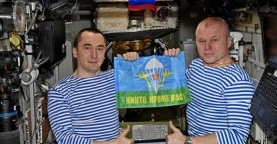 Космонавты с МКС поздравили десантников с Днём ВДВ