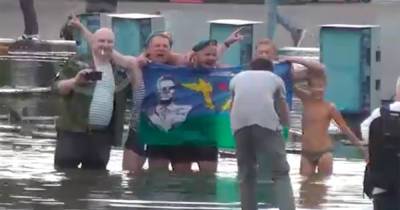 Десантники искупались в фонтанах парка Горького вопреки запретам
