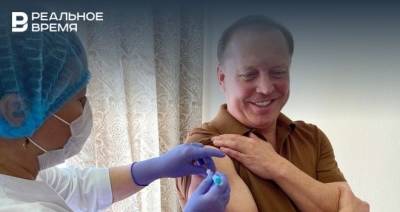 Мэр Нижнекамска сделал повторную прививку от COVID-19