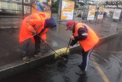 Почти сто аварийных бригад вышли на борьбу с застоями воды в Петербурге