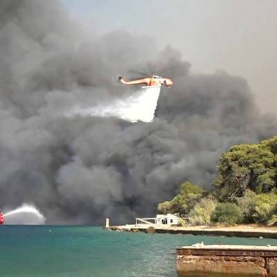 Сильные пожары из-за рекордно жаркой погоды бушуют в Греции