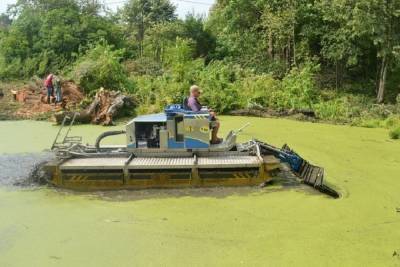 Очистка пруда по губернаторской программе идёт в Серпухове