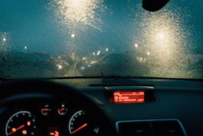 Псковская ГИБДД: «В дождь в аварии попадают даже опытные водители»