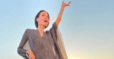 Босая Анджелина Джоли устроила фотосессию на венецианской крыше