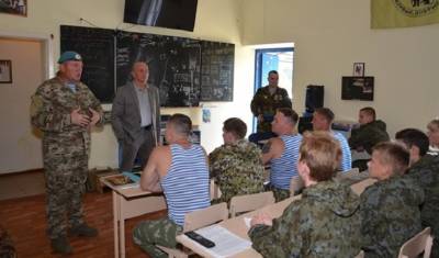 Герой России провел белгородским школьникам урок мужества в День ВДВ
