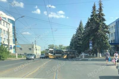 В Курске на улице Добролюбова сошел с рельсов трамвай