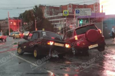 В Курске два автомобиля провалились в асфальт на Московской площади