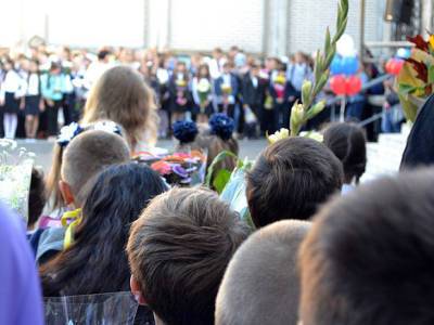 В России начинаются школьные выплаты по 10 тысяч рублей