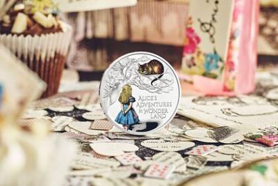 В Великобритании выпустили монеты с Алисой в Зазеркалье