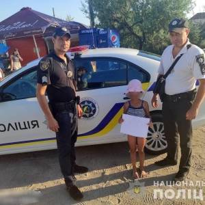 В Бердянске разыскали 5-летнюю девочку, которая потерялась на пляже. Фотофакт