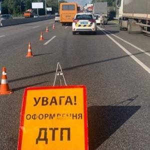 Под Киевом столкнулись грузовик и автобус с пассажирами: есть пострадавшие. Фотофакт
