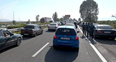 Один человек пострадал в результате ДТП на севанской трассе: столкнулись грузовик и Opel