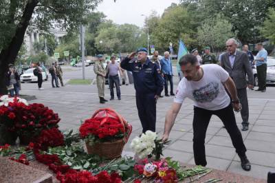 Миронов возложил цветы к памятнику погибшим воинам-десантникам