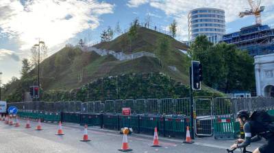 В центре Лондона установили искусственный парковый холм высотой 25 м