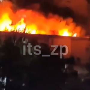 В Запорожье на Металлургов горит крыша многоэтажного жилого дома. Видео