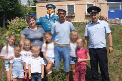 Курские полицейские поблагодарила авторов скульптуры сотрудника ГИБДД