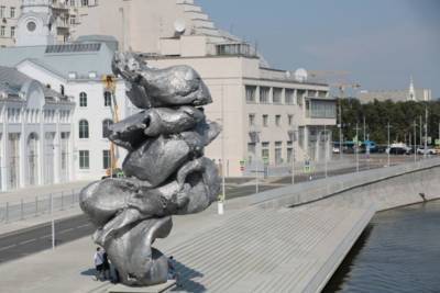 Художник удивился бурной реакции москвичей на свою скульптуру Большая глина №4