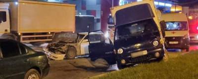 В ДТП с грузовиком и легковушкой в Новосибирске пострадали люди