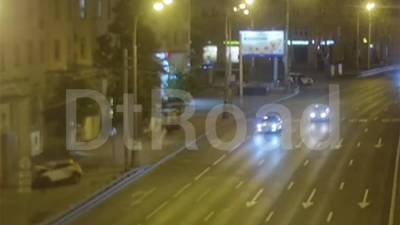 Автомобиль каршеринга протаранил остановку на севере Москвы