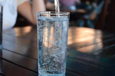 Диетолог рассказала, сколько минеральной воды можно пить в сутки