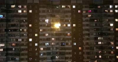 Россиянка пожаловалась на «пламенное» освещение соседского балкона