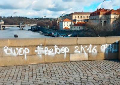 Установлены личности иностранцев, подозреваемых в вандализме на Карловом Мосту