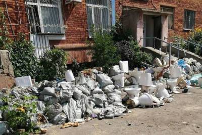 В Омске подрядчик ремонта после замены выбросил кучу унитазов на улицу