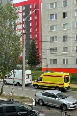 Народный корреспондент: «В Сыктывкаре с высоты пятого этажа упал человек»