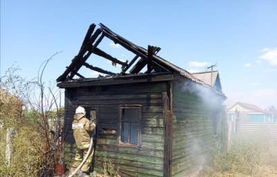 В Астраханской области сгорели три садовых дома и три хозпостройки