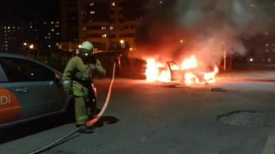 Воронежцы сняли на видео полыхавший у подъезда BMW