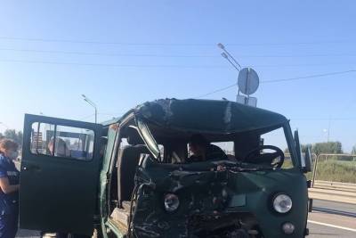 В Тверской области трое пострадали при столкновении УАЗа и грузовика