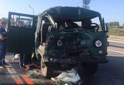 На М10 под Тверью «Буханка» на скорости врезалась в фуру: трое пострадавших в больнице