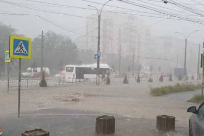 В Крыму бушевала мощная непогода: ветер валил деревья, а ливень затопил улицы
