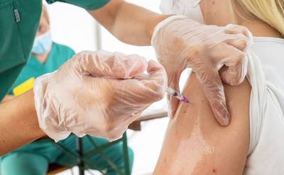 «Не пора ли освежиться?»: в Минздраве ФРГ заявили о тотальной освежающей вакцинации