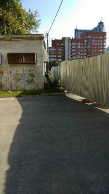 Корпорация "Маяк" снова перенесла строительный забор вглубь двора на Красноармейской