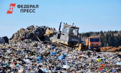 На заброшенной свалке в Кемерове тлеет мусор