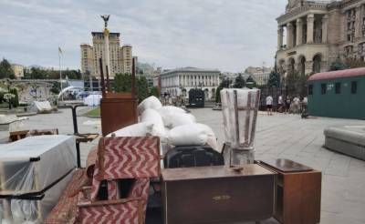 Скандальную «советскую» инсталляцию разместили на Майдане под охраной: фото
