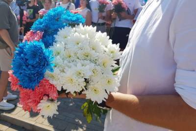 В преддверии Дня Флага России тамбовчанам подарили 300 хризантем цвета триколора