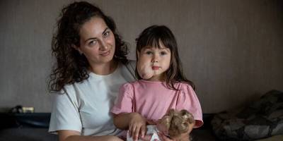 В Новосибирске ищут деньги на операцию девочке с огромной опухолью на лице