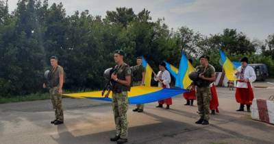 Всех, кто будет пересекать КПВВ "Новотроицкое", будет встречать флаг Украины (ФОТО)