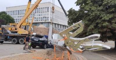 В Херсоне упал гигантский флагшток за 8 млн грн, установленный с подачи президента (ФОТО)